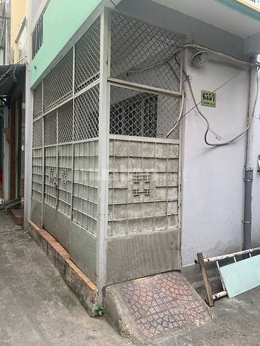 Cho thuê nhà nguyên căn 1 trệt, 2 lầu DTSD 120m2, sau căn mặt tiền
