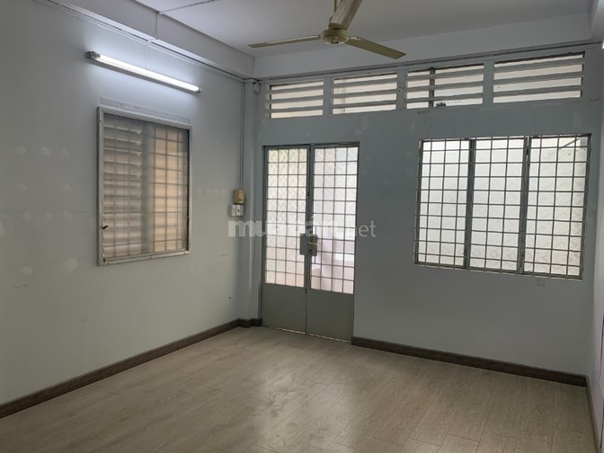 Cho thuê nhà nguyên căn 1 trệt, 2 lầu DTSD 120m2, sau căn mặt tiền