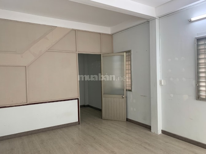 Cho thuê nhà nguyên căn 1 trệt, 2 lầu DTSD 120m2, sau căn mặt tiền