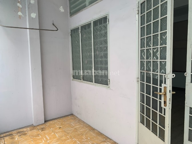 Cho thuê nhà nguyên căn 1 trệt, 2 lầu DTSD 120m2, sau căn mặt tiền