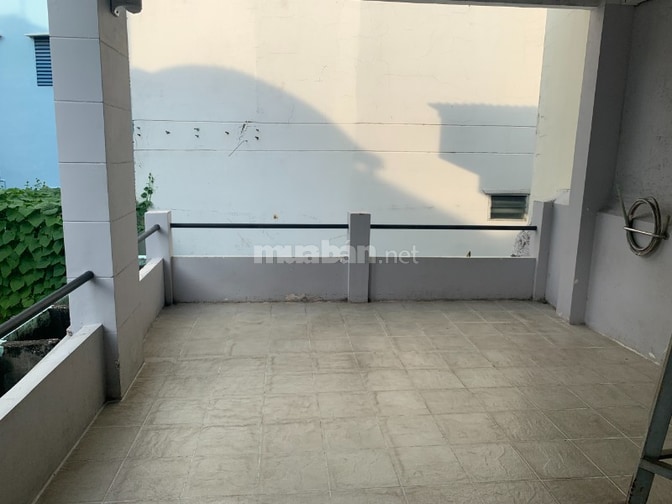 Cho thuê nhà nguyên căn 1 trệt, 2 lầu DTSD 120m2, sau căn mặt tiền