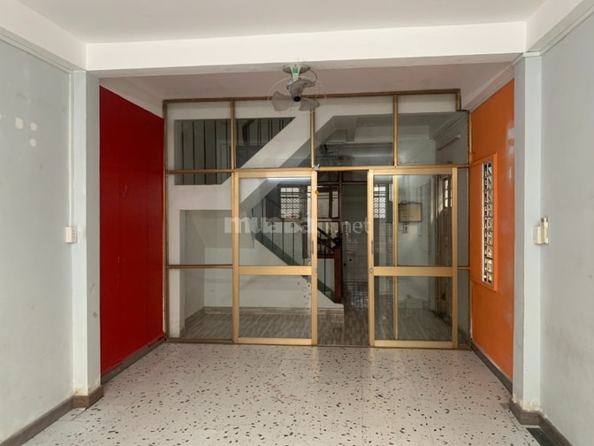 Cho thuê nhà nguyên căn 1 trệt, 2 lầu DTSD 120m2, sau căn mặt tiền