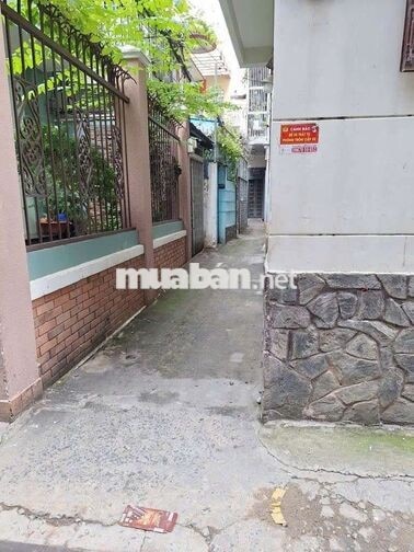 cho thuê nguyên căn nhà CMT8 50m2, 2PN, 2WC giá 10tr
