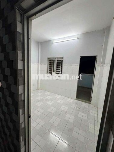 cho thuê nguyên căn nhà CMT8 50m2, 2PN, 2WC giá 10tr