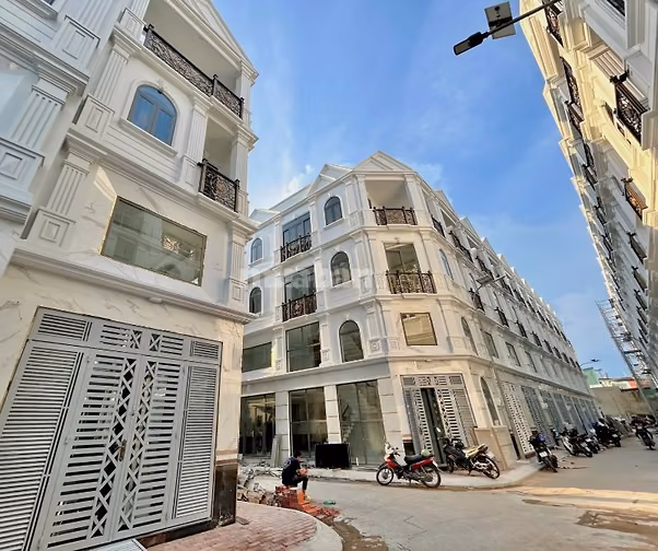 Nhà phố Compound Q8 ngay Võ Văn Kiệt, 3 lầu, 4PN, nhà mới ở ngay, SHR