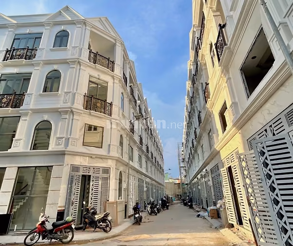 Nhà phố Compound Q8 ngay Võ Văn Kiệt, 3 lầu, 4PN, nhà mới ở ngay, SHR