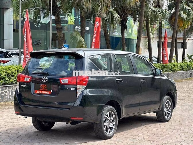 Toyota Innova 2.0E 2022 Số sàn Đen 2v4km mới khét
