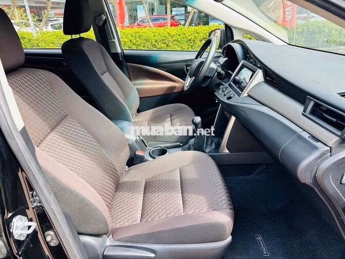 Toyota Innova 2.0E 2022 Số sàn Đen 2v4km mới khét