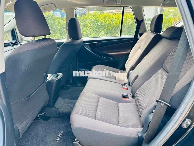 Toyota Innova 2.0E 2022 Số sàn Đen 2v4km mới khét