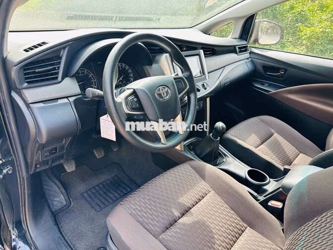 Toyota Innova 2.0E 2022 Số sàn Đen 2v4km mới khét