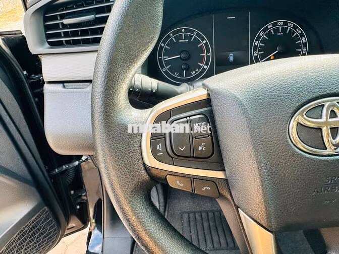 Toyota Innova 2.0E 2022 Số sàn Đen 2v4km mới khét