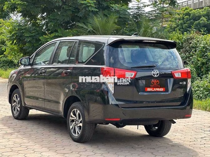 Toyota Innova 2.0E 2022 Số sàn Đen 2v4km mới khét