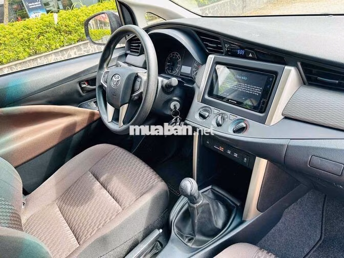 Toyota Innova 2.0E 2022 Số sàn Đen 2v4km mới khét