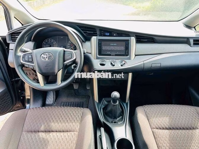 Toyota Innova 2.0E 2022 Số sàn Đen 2v4km mới khét