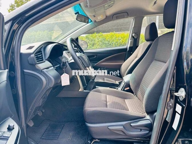 Toyota Innova 2.0E 2022 Số sàn Đen 2v4km mới khét