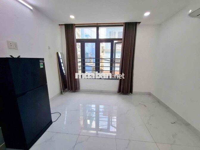 phòng có nội thất cửa sổ trời Nguyễn Kiệm