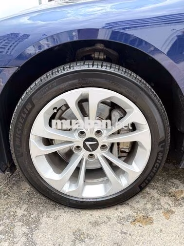 Vinfast Lux A Base 2021 Xanh 8 vạn km