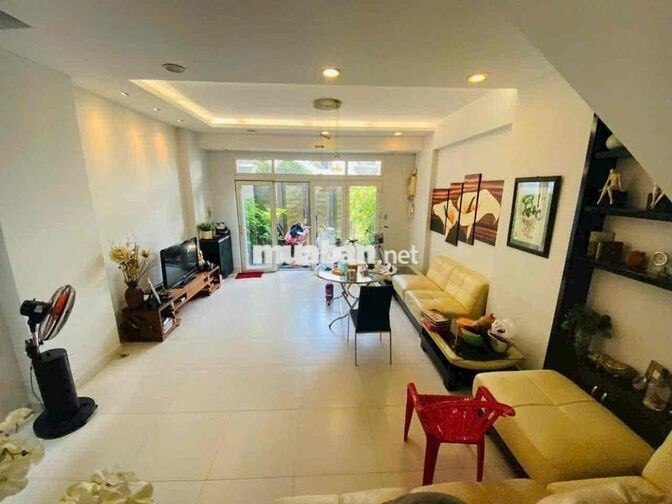 Nhà mới ngay khu Pham Văn Đồng