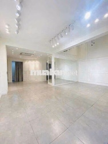 NHÀ ĐẸP KHU VIP- Hoa Phượng, P.2, PN - DTSD 450m2, Sàn Suốt,4 Tầng Lầu