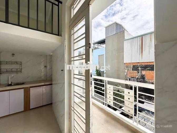 PHÒNG GÁC BANCONG CỬA SỔ NGAY HOÀNG HOA THÁM - ETOWN CỘNG HOÀ