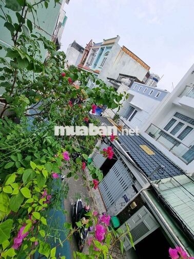 Nhà hẻm xe hơi đi bộ ra công viên làng hoa, cách Quang Trung 100m