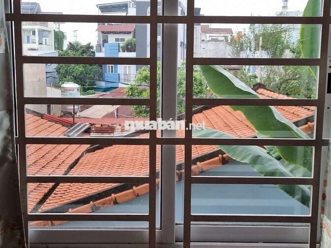 Nhà hẻm xe hơi đi bộ ra công viên làng hoa, cách Quang Trung 100m