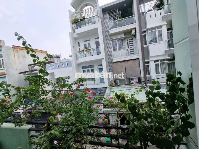 Nhà hẻm xe hơi đi bộ ra công viên làng hoa, cách Quang Trung 100m