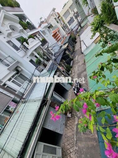 Nhà hẻm xe hơi đi bộ ra công viên làng hoa, cách Quang Trung 100m