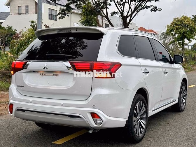 Mitsubishi Outlander 2.0L CVT 2022 Trắng 7 chỗ