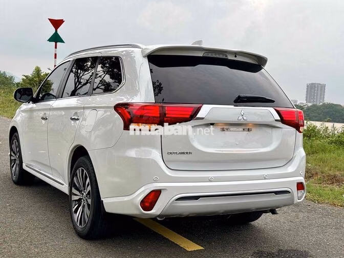 Mitsubishi Outlander 2.0L CVT 2022 Trắng 7 chỗ
