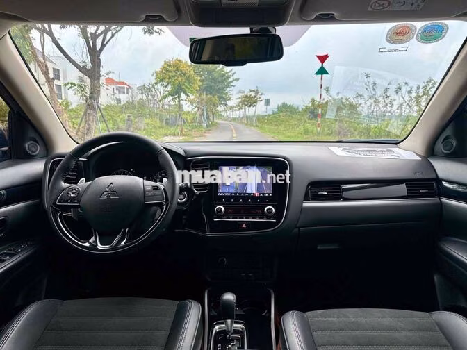 Mitsubishi Outlander 2.0L CVT 2022 Trắng 7 chỗ