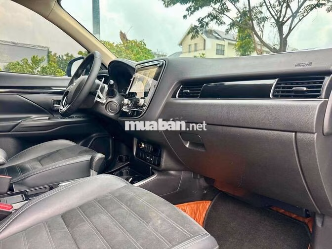 Mitsubishi Outlander 2.0L CVT 2022 Trắng 7 chỗ