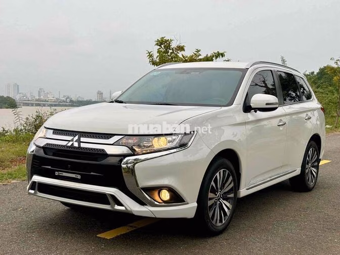 Mitsubishi Outlander 2.0L CVT 2022 Trắng 7 chỗ