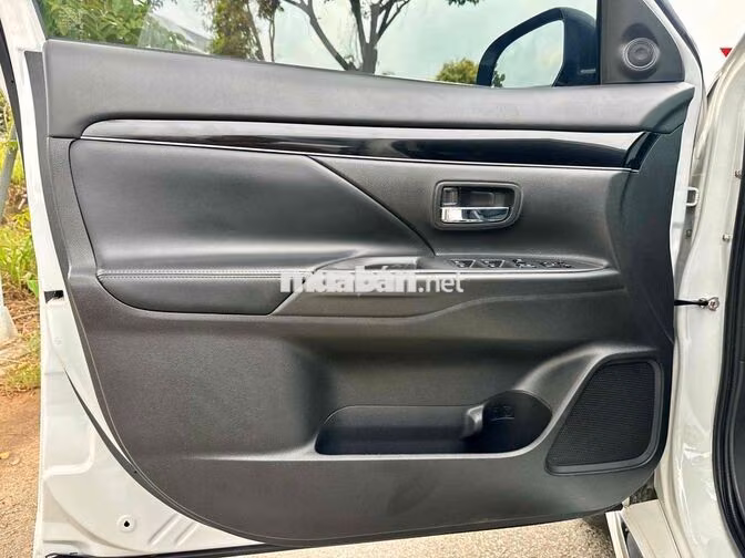 Mitsubishi Outlander 2.0L CVT 2022 Trắng 7 chỗ