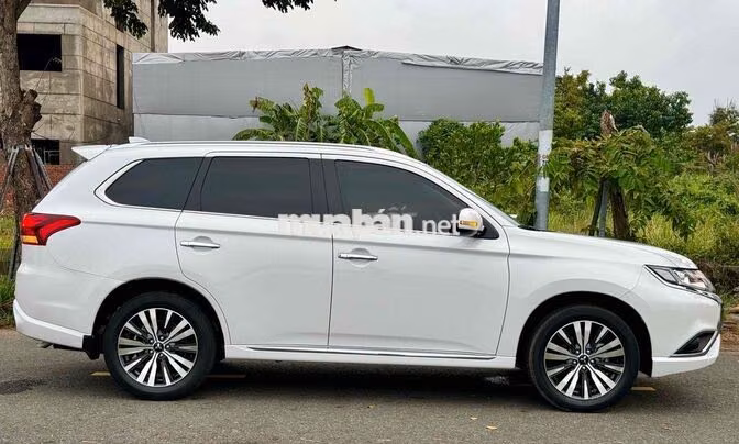 Mitsubishi Outlander 2.0L CVT 2022 Trắng 7 chỗ