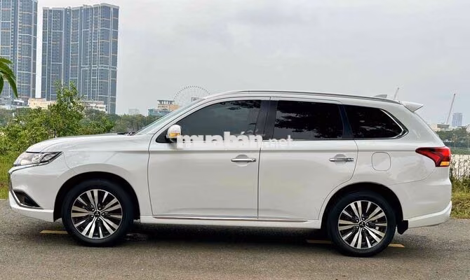 Mitsubishi Outlander 2.0L CVT 2022 Trắng 7 chỗ