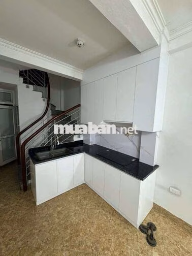 Cho ThuêNguyên Căn 4 tầng giá 9.5tr ở Định Công 