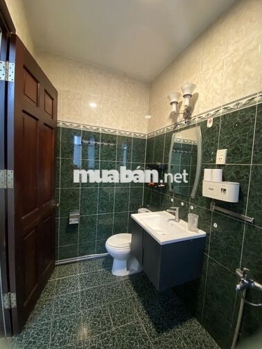 QUẬN 1 – PHÒNG 40m² - NỘI THẤT CƠ BẢN – GIỜ GIẤC TỰ DO