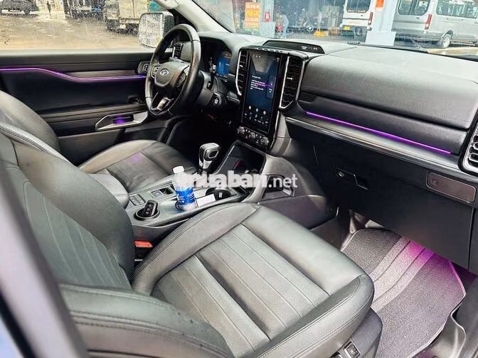 Ford Everest Sport 2024 mới đi 27.000km
