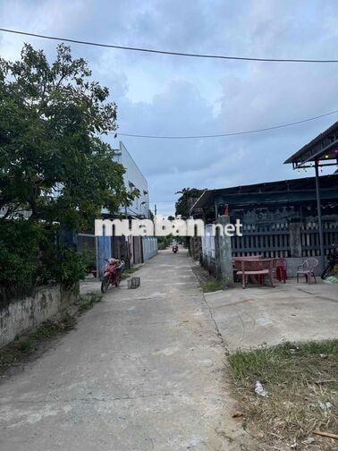 cần bán nhanh lô đất sát chợ La Thọ. cách đường 33 khoảng 2km