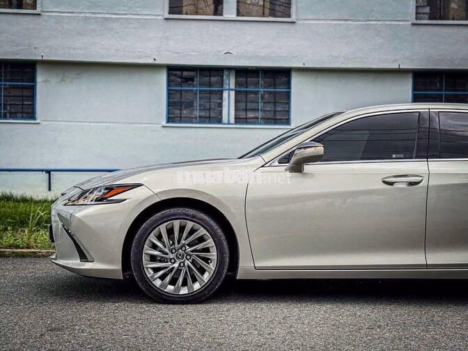 Lexus ES250 2025 Vàng cát Tự động 8 cấp