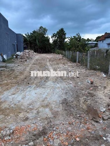 cần bán nhanh lô đất sát chợ La Thọ. cách đường 33 khoảng 2km