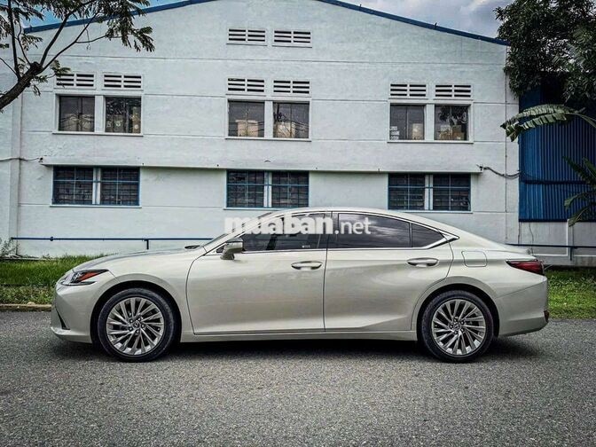 Lexus ES250 2025 Vàng cát Tự động 8 cấp