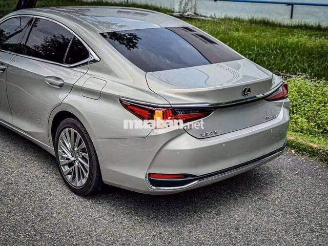 Lexus ES250 2025 Vàng cát Tự động 8 cấp