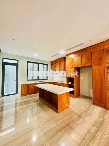 Cho thuê tòa nhà Hoa Đào, Phú Nhuận. 5T, Thang máy, PCCC, DTSD 600m²