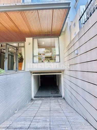 Cho thuê tòa nhà Hoa Đào, Phú Nhuận. 5T, Thang máy, PCCC, DTSD 600m²