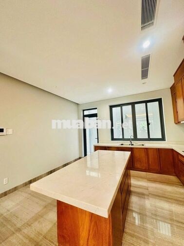 Cho thuê tòa nhà Hoa Đào, Phú Nhuận. 5T, Thang máy, PCCC, DTSD 600m²