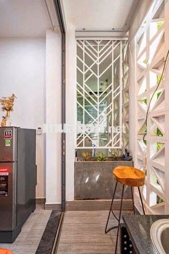 CHO THUÊ STUDIO BAN CÔNG ĐÓN NẮNG FULL NỘI THẤT NGAY TRUNG TÂM QUẬN 1