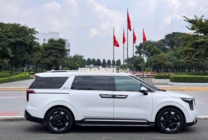 Kia Carnival Premium 2024 FORM 2025