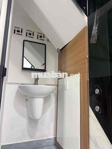 Bán nhà Lạc Long Quân, 20m2, 3,5x6m, 3 tầng, 2pn, 2wc, hẻm rộng, shr